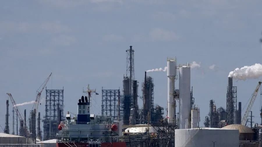 Υποχωρούν οι τιμές πετρελαίου παρά την ένταση στη Μέση Ανατολή