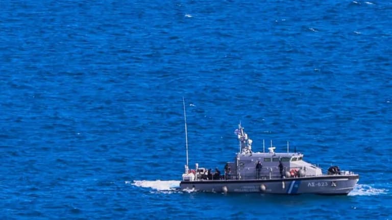 Φωτιά σε οχηματαγωγό βόρεια της Μυκόνου με 29 άτομα