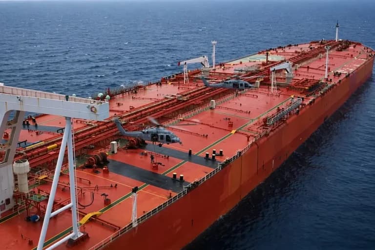 Το Ιράν πλήττει πλοία των ΗΠΑ στα Στενά του Ορμούζ