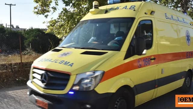 Σοβαρό τροχαίο στη Σύρο: Παγιδεύτηκε 72χρονος άνδρας