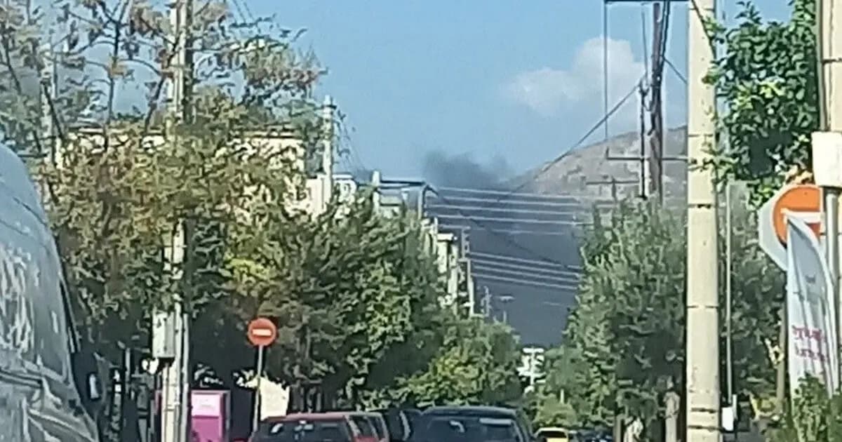 Η φωτιά στη Μάνδρα κατακαίει χόρτα και σκουπίδια στο Ξηροπήγαδο