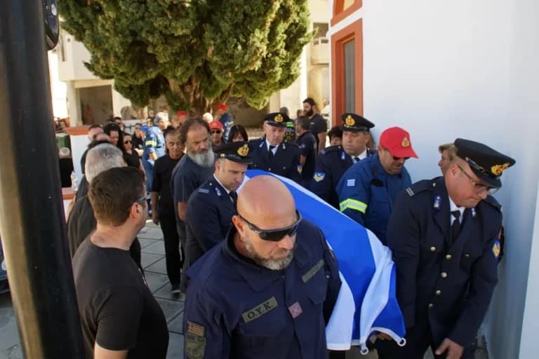 Ο πυροσβέστης Πέτρος Διακάκης κηδεύτηκε στον Έμπωνα Ρόδου