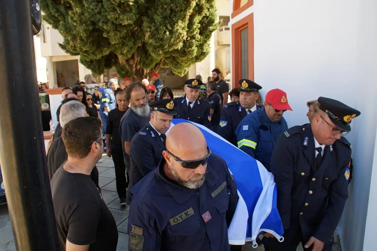 Ο πυροσβέστης Πέτρος Διακάκης κηδεύτηκε στον Έμπωνα Ρόδου