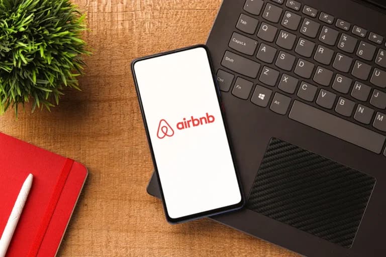 Παρατείνεται έως το 2027 το πάγωμα νέων Airbnb στην Αθήνα