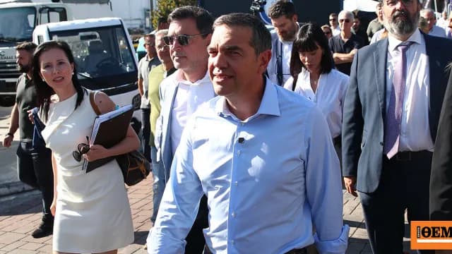 Ο Τσίπρας στη ΔΕΘ: Δώρα, φανέλα «26» και χειραψίες