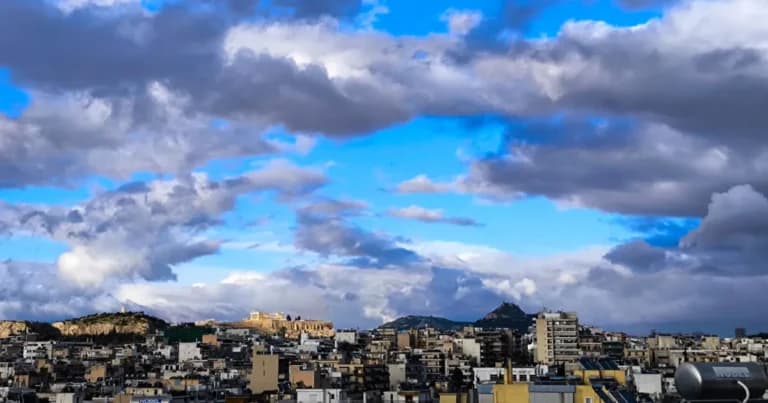 Ο καιρός σήμερα: Ηλιοφάνεια με τοπικές βροχές στα ανατολικά