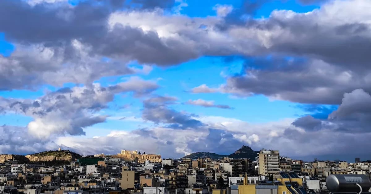 Ο καιρός σήμερα: Ηλιοφάνεια με τοπικές βροχές στα ανατολικά