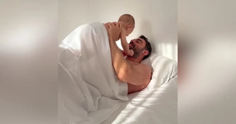 Ο Νίκος Πολυδερόπουλος παίζει με τον γιο του