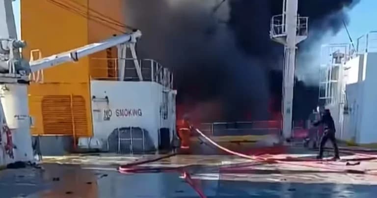 Πυρκαγιά στο πλοίο «Blue Carrier 2» βόρεια της Μυκόνου