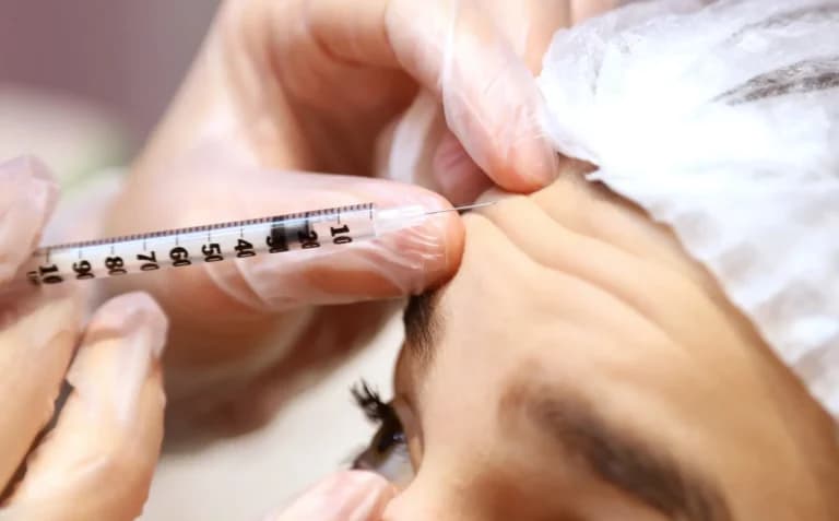 Καταγγελία: Παραμορφώθηκε από μπότοξ και filler στο σπίτι