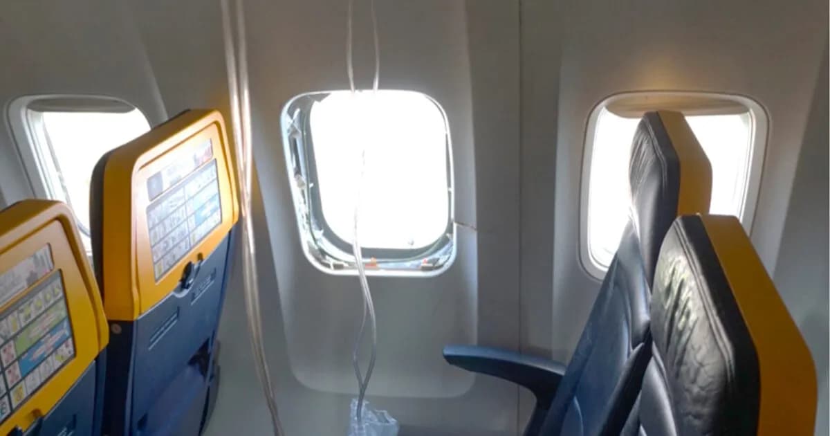 Η Ryanair διαψεύδει: «Δεν βγήκε από το παράθυρο» ο επιβάτης