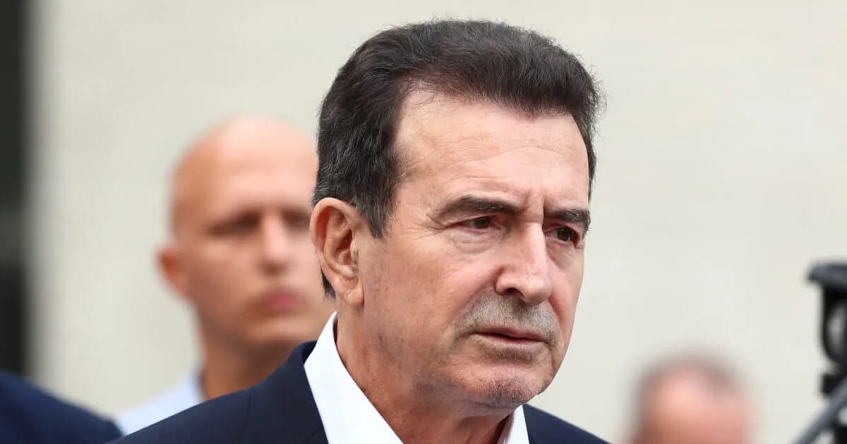 Ο Χρυσοχοΐδης ανακοινώνει ηλεκτρονικό βραχιολάκι για θύτες