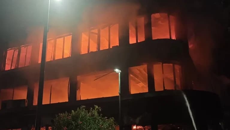 Πειραιάς: Πυρκαγιά κατέστρεψε κτίριο στην Εθνικής Αντιστάσεως