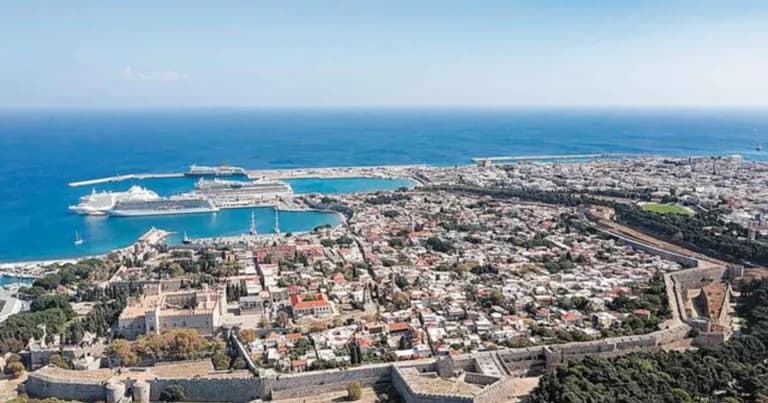 Το Scarlet Lady: Έσπασαν οι κάβοι στο λιμάνι της Ρόδου