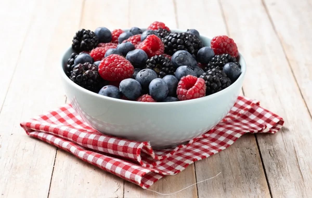 Σπιτικό γλυκό με berries για το πρωινό σου