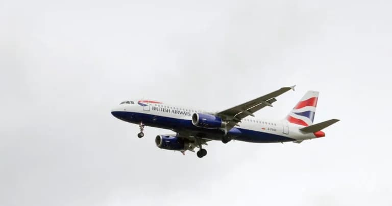 Σήμα κινδύνου σε πτήση της British Airways προς Σικάγο