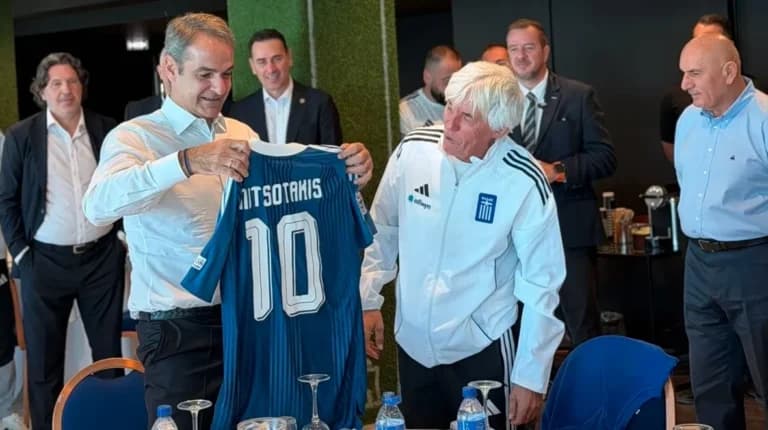 Μητσοτάκης στο ξενοδοχείο της Εθνικής: Δώρο φανέλα με το «10»