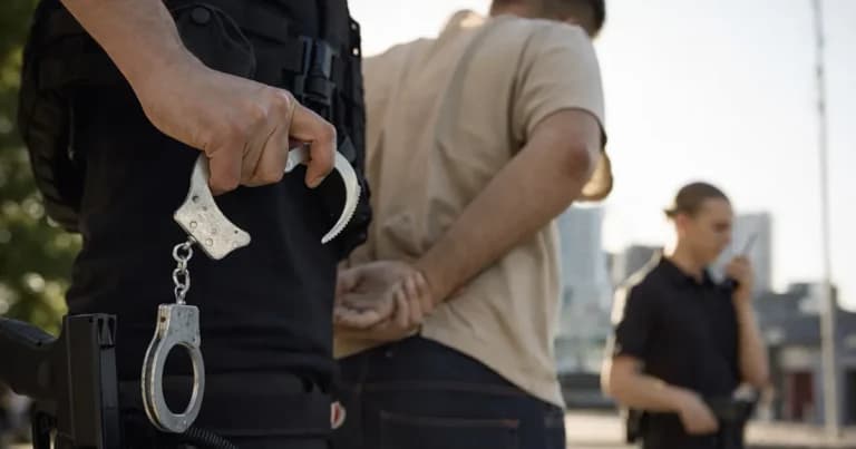 Συμμορία εφήβων διακινούσε κάνναβη στο Θησείο