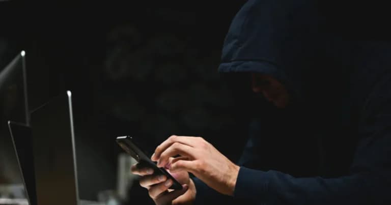 Σύλληψη δύο αδελφών για πλατφόρμα γυμνών φωτογραφιών στη Γαλλία