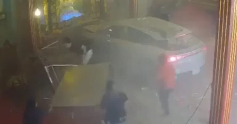 Αυτοκίνητο έπεσε σε ναό στην Μπανγκόκ, τρεις τραυματίες
