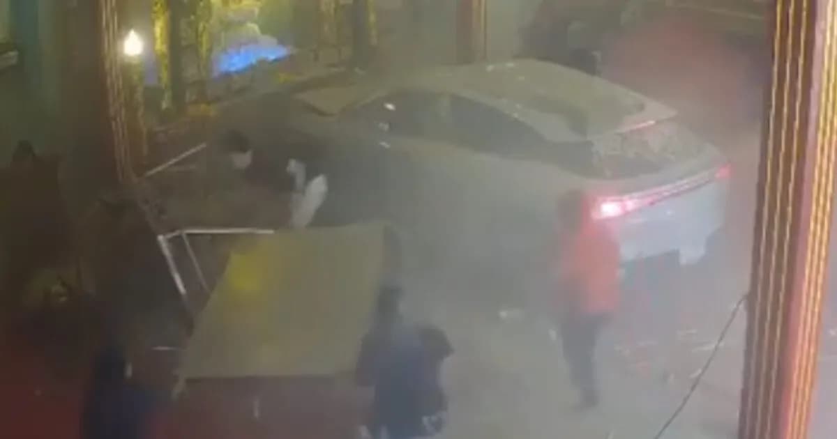 Αυτοκίνητο έπεσε σε ναό στην Μπανγκόκ, τρεις τραυματίες