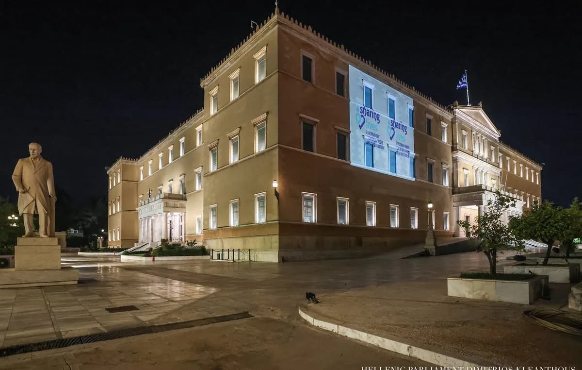 Η Βουλή φωταγωγήθηκε για τη δωρεά οργάνων και ιστών
