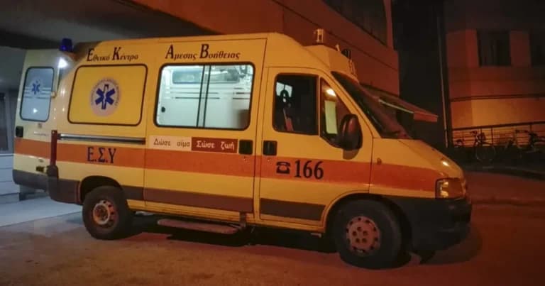Τροχαίο στα Σπάτα: Τραυματίστηκε τροχονόμος του ΚΟΜΒΟΣ
