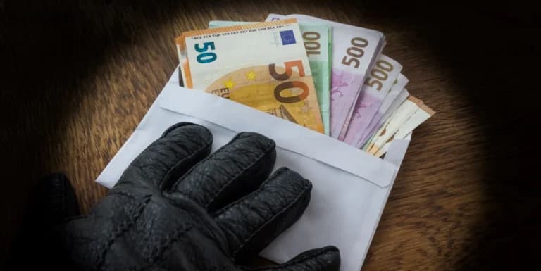 Αρχή Ξεπλύματος: Έκρυψαν 15 εκατ. ευρώ από πόθεν έσχες