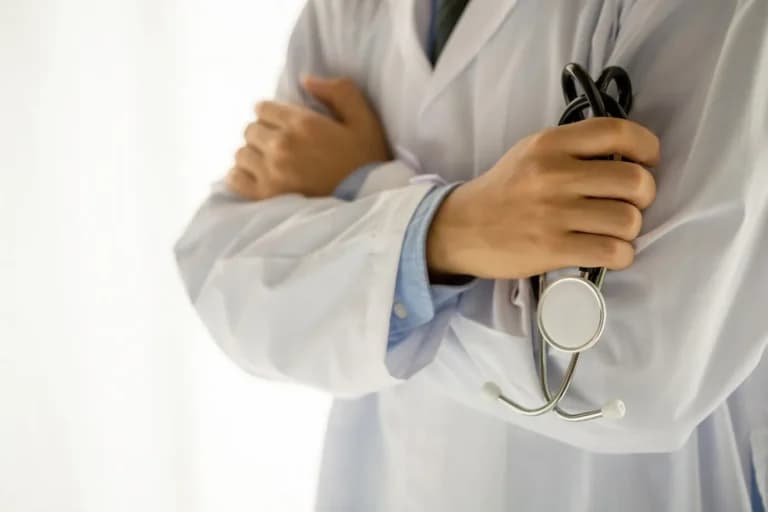 Ο γιατρός κρατούσε παράνομο ιατρείο στη Βούλα για πλασμαφαίρεση