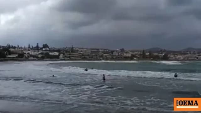Μπάνιο στην παραλία των Χανίων παρά την κακοκαιρία