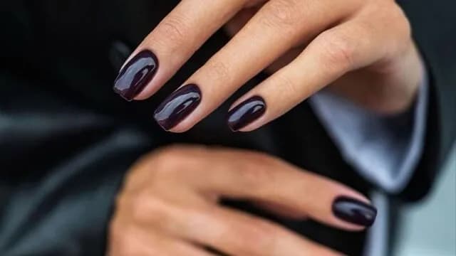 Plum Nails: Η πιο cool εναλλακτική του μπορντό μανικιούρ