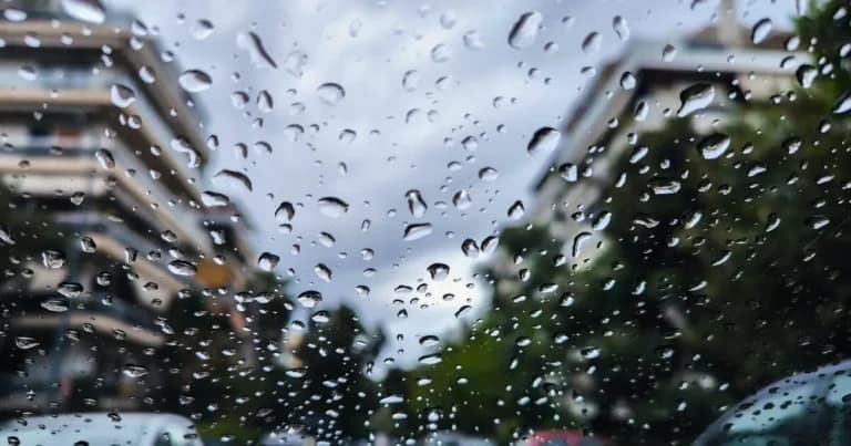 Καιρός σήμερα: Βροχές και καταιγίδες σαρώνουν τη χώρα