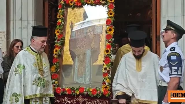 Λιτάνευση Αγίου Διονυσίου στο Κολωνάκι με πλήθος πιστών