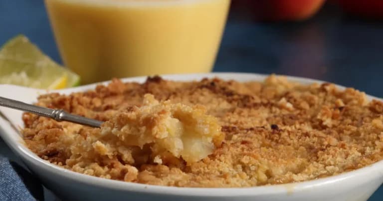 Τάρτα μήλου με καρύδια και crumble: βουτυράτη συνταγή