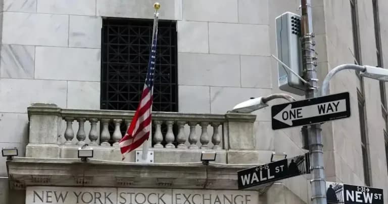 Νέα κέρδη στη Wall Street μειώνουν πιθανότητα αύξησης επιτοκίων