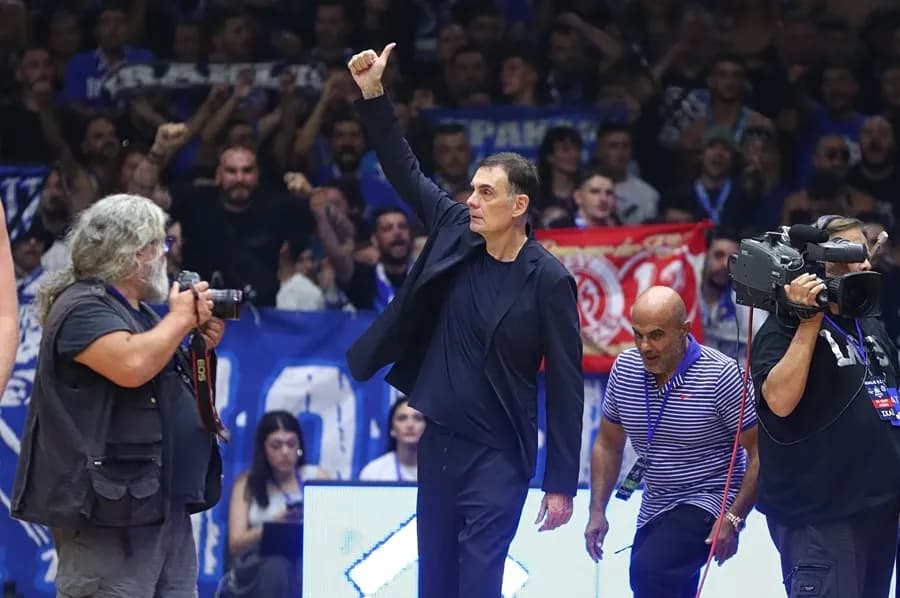Ο Μπαρτζώκας απαντά στα συνθήματα οπαδών του Ηρακλή