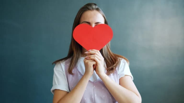 Dating profile: τι αποκαλύπτει για τη σχέση με τον εαυτό