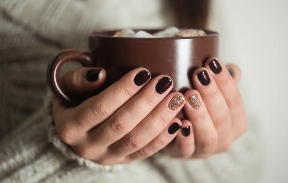 Chocolate Nails: Το σοκολατί manicure κυριαρχεί φέτος