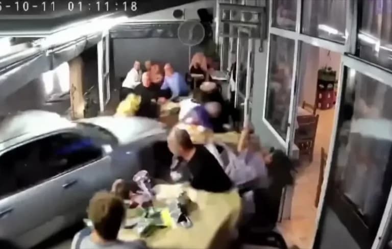 Μεθυσμένος οδηγός έπεσε με αυτοκίνητο σε ταβέρνα στον Εύοσμο
