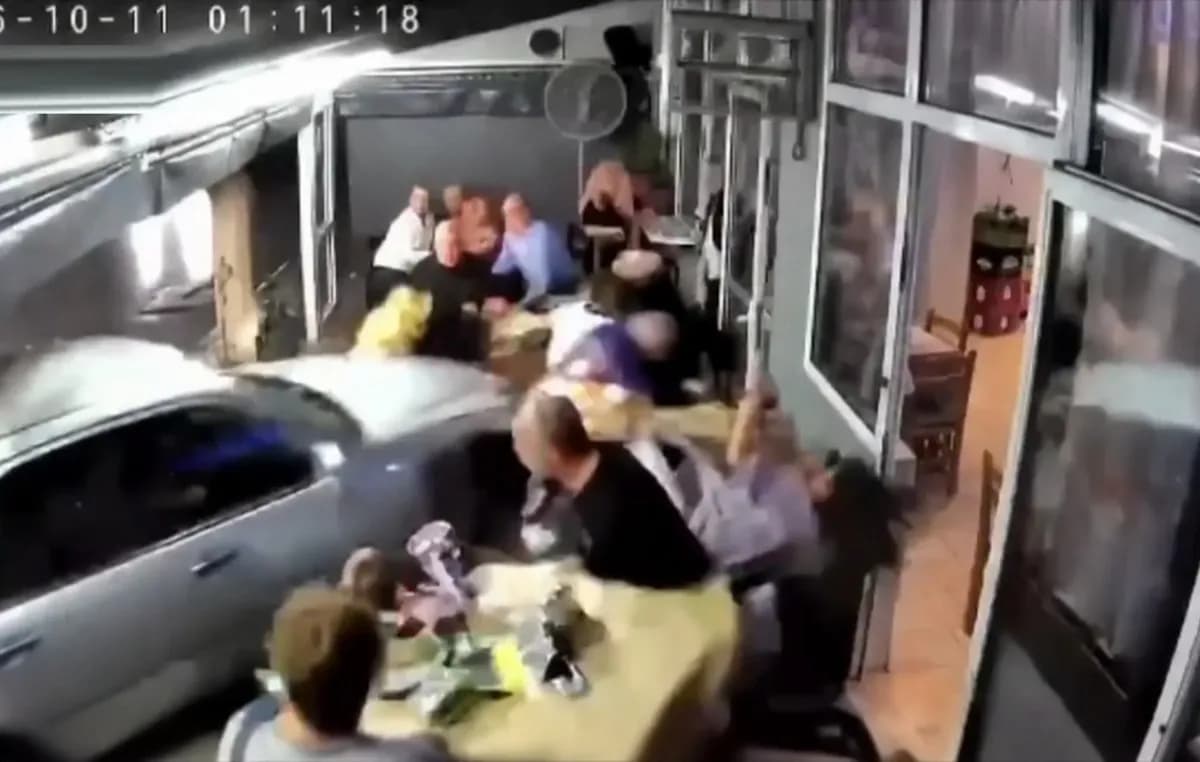 Μεθυσμένος οδηγός έπεσε με αυτοκίνητο σε ταβέρνα στον Εύοσμο