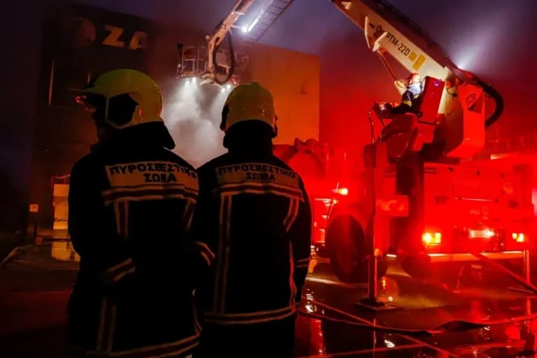 Φωτιά σε βιοτεχνία υφασμάτων στο Αιγάλεω: «Σκάγανε μπουκάλες»