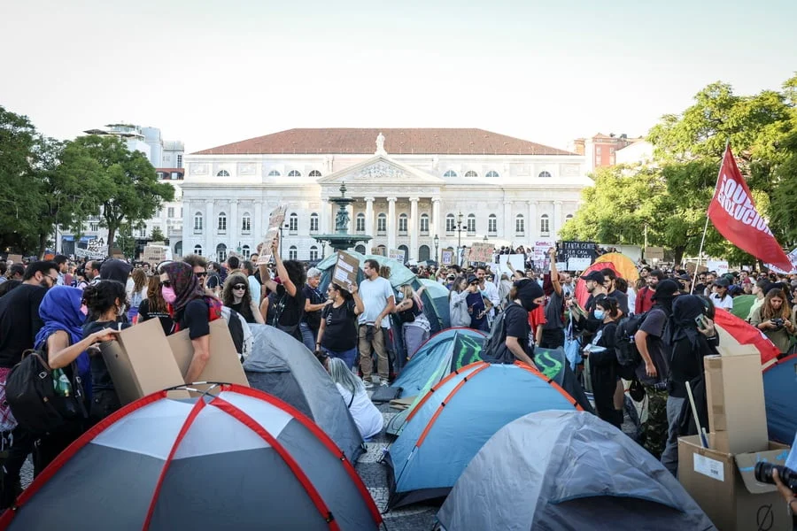Πορτογαλία: Διαδηλωτές για τη στέγη παραμένουν στις σκηνές