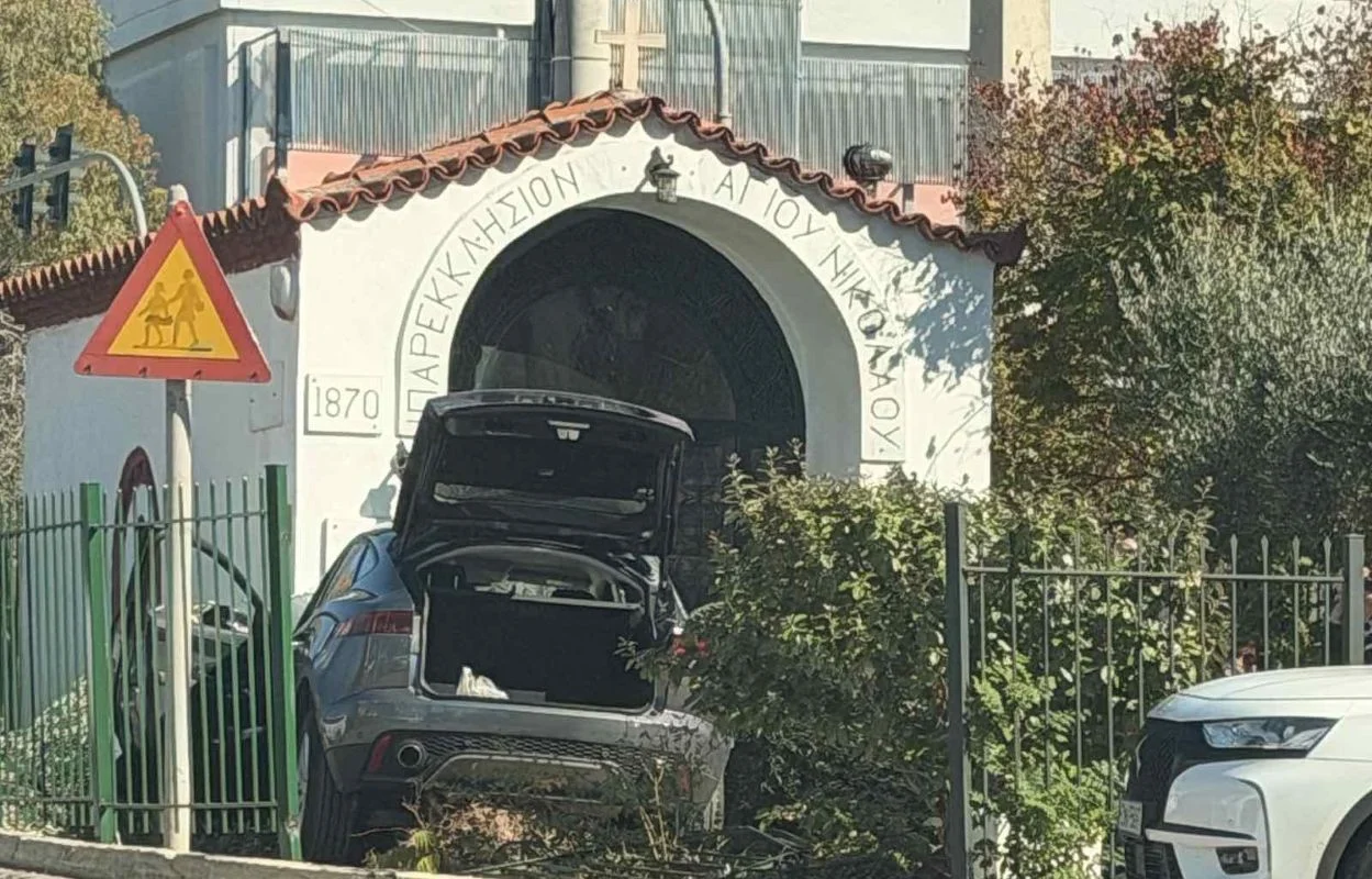 Γλυφάδα: Ηλικιωμένος οδηγός «καρφώθηκε» σε ναό του 1877