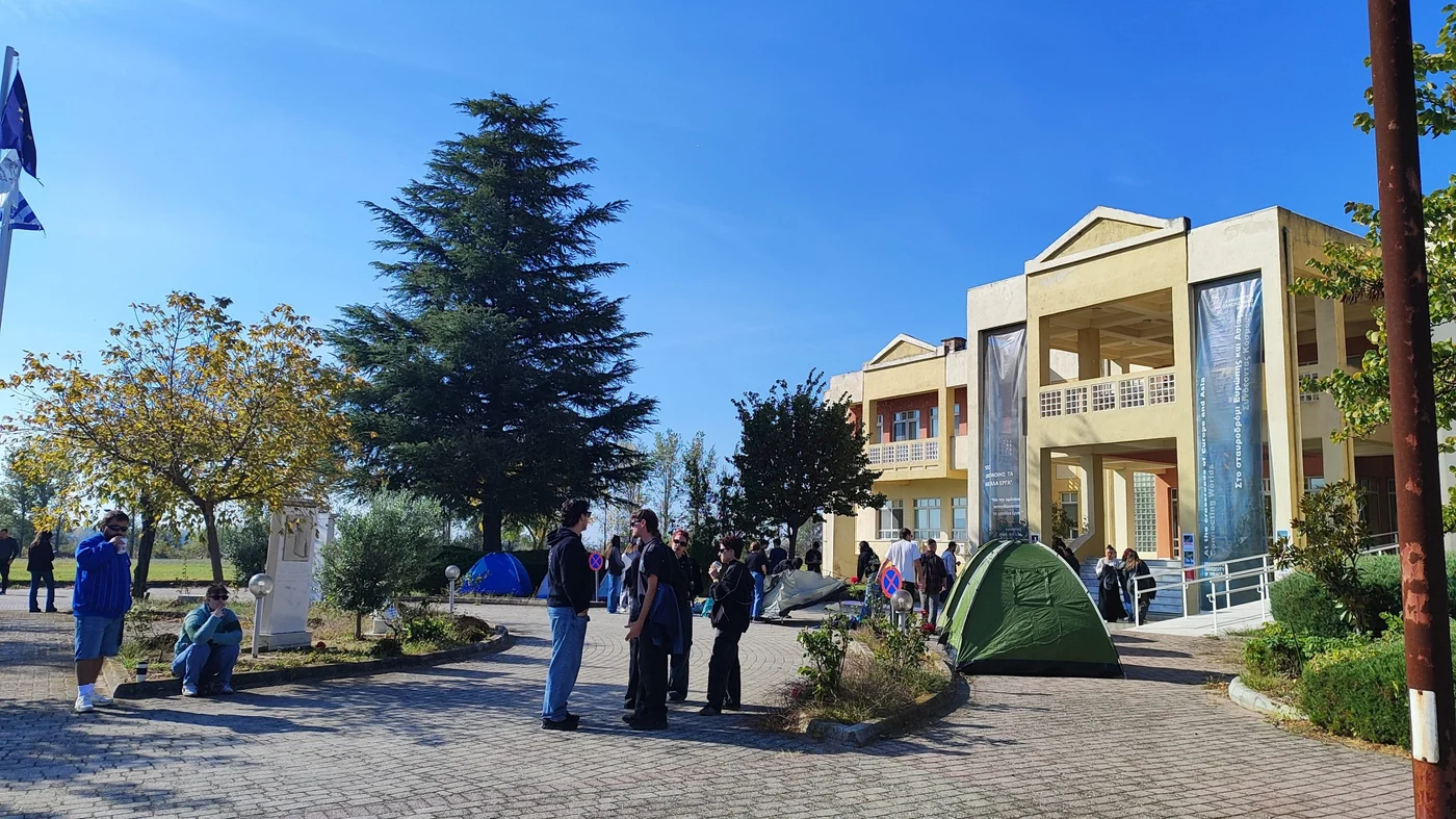 Φοιτητές στήνουν σκηνές στην περιφέρεια Κρήτης για τη στέγη