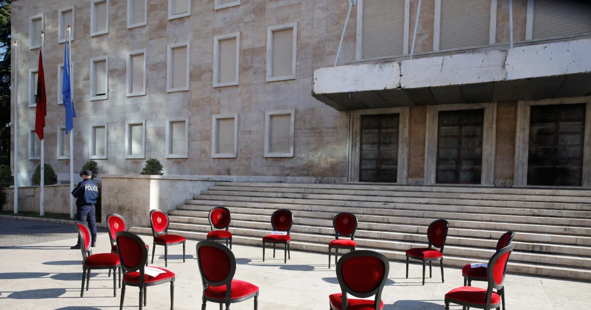 Αλβανία: Αναποδογύρισαν τις καρέκλες του «Διαλόγου» του Ράμα