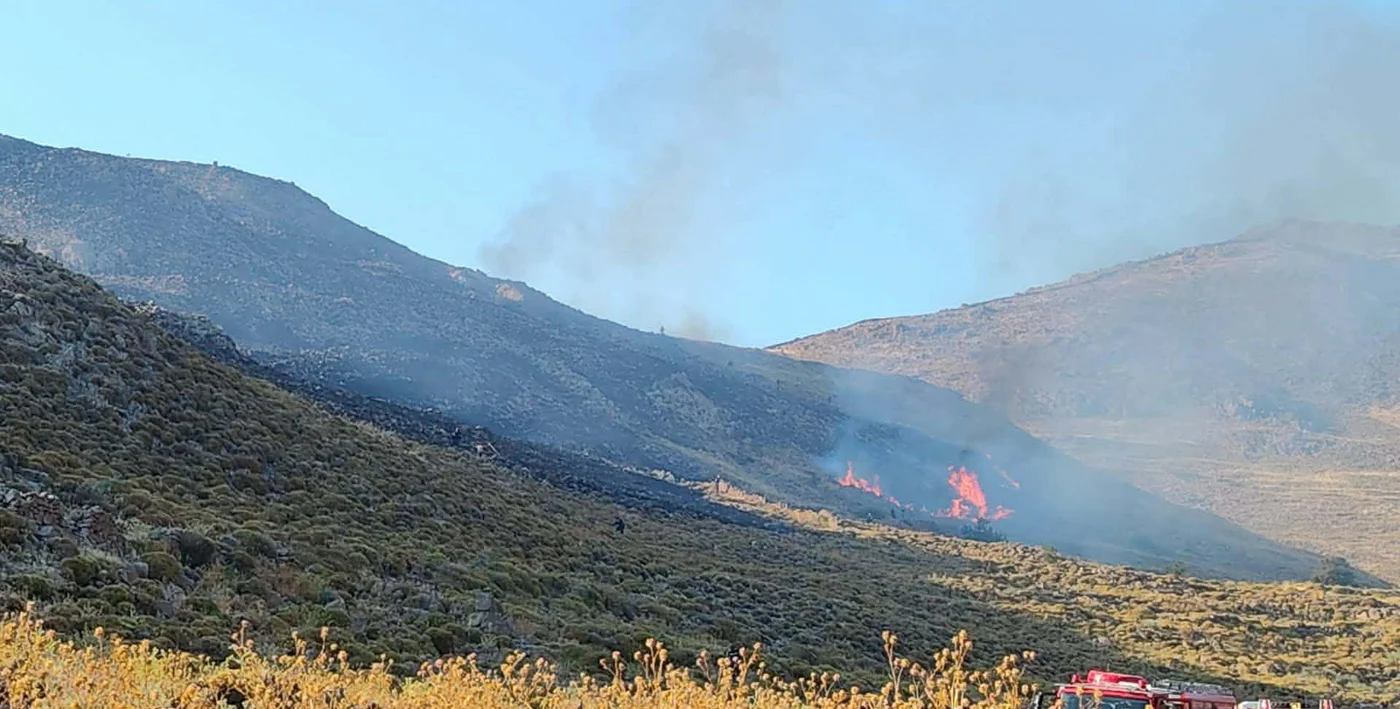 Μάχη με τις φλόγες στη Φολέγανδρο - επιχειρούν αεροσκάφη