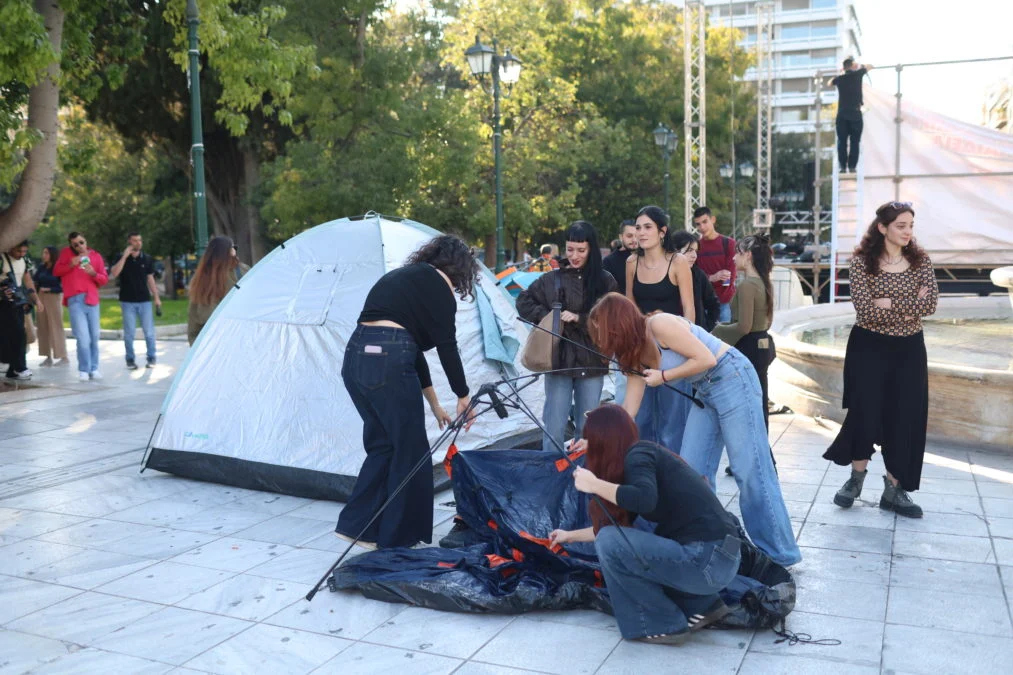 Σκηνές στο Σύνταγμα: Φοιτητές διανυκτερεύουν στη Βουλή