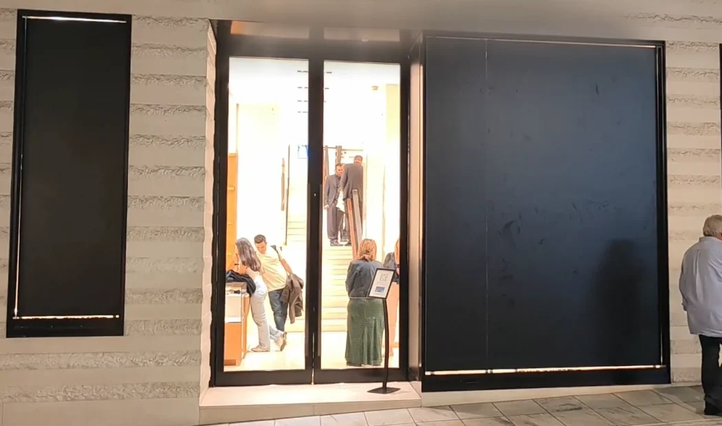 Θωρακίζεται κατάστημα στο Κολωνάκι πριν τις κινητοποιήσεις