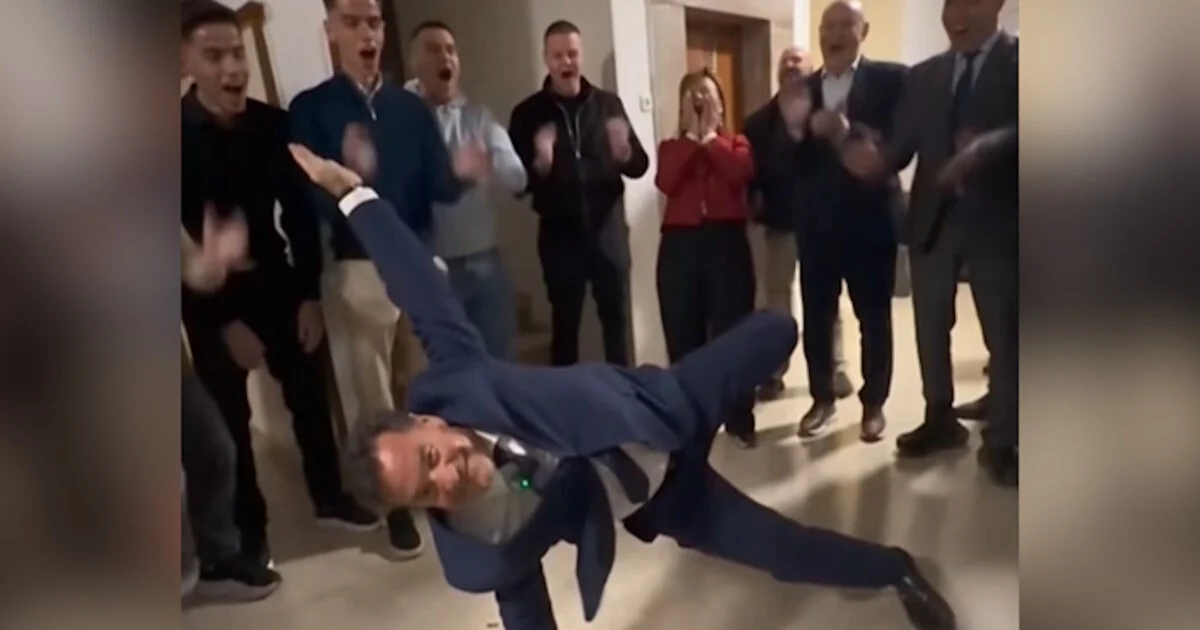 Break dance και χιούμορ: η απάντηση του Άδωνι σε AI βίντεο