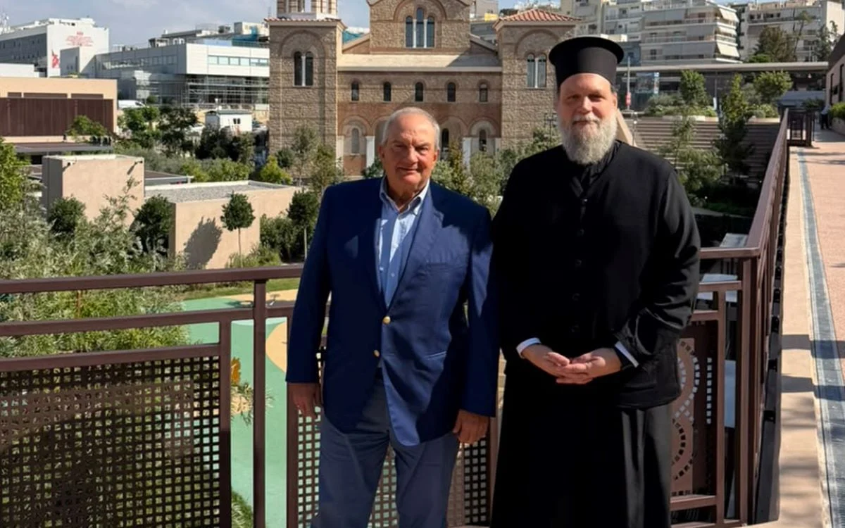 Καραμανλής στο Ιωνικό Κέντρο με τον Μητροπολίτη Γαβριήλ
